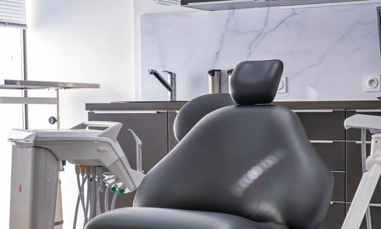 Fauteuil salle de soins du Cabinet Dentaire La Bornière à Pignan, équipée pour les soins conservateurs et parodontaux, proche de Montpellier