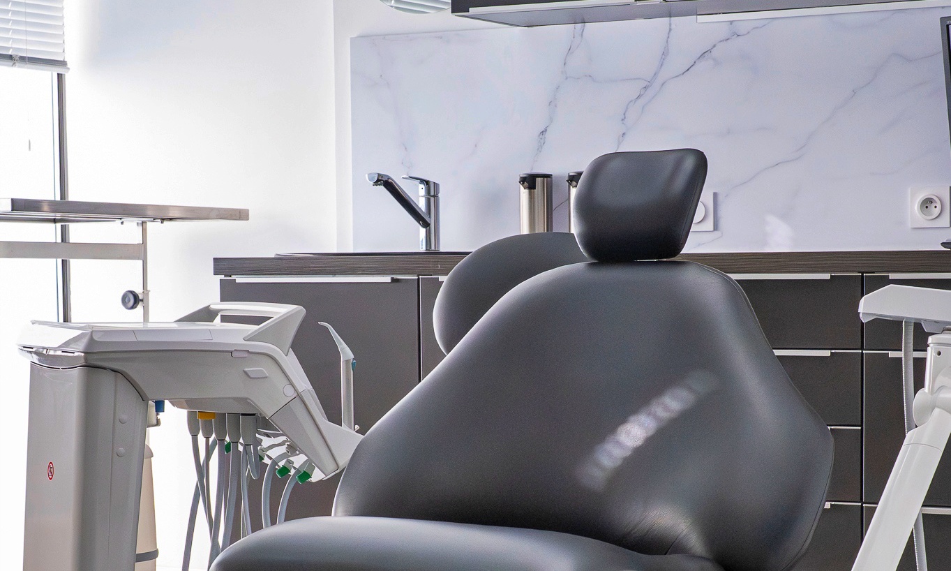 Fauteuil salle de soins du Cabinet Dentaire La Bornière à Pignan, équipée pour les soins conservateurs et parodontaux, proche de Montpellier