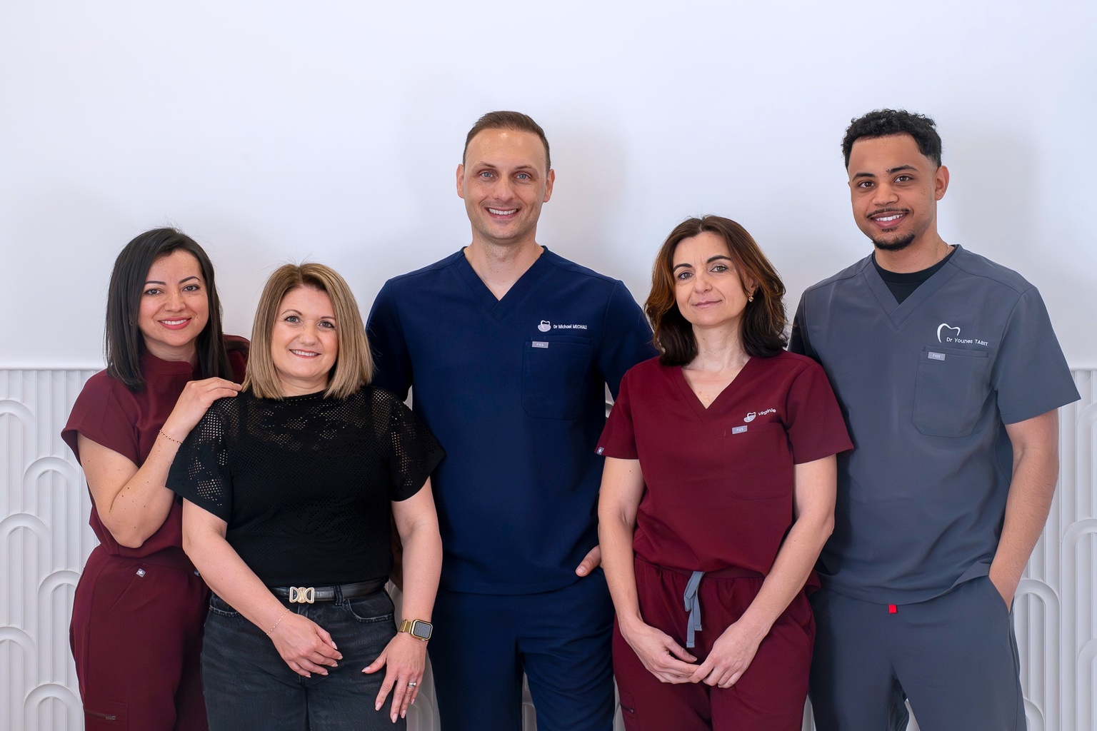 L'équipe du Cabinet Dentaire La Bornière à Pignan, proche de Montpellier – chirurgiens-dentistes spécialisés en implantologie et parodontie, et assistantes dentaires 1