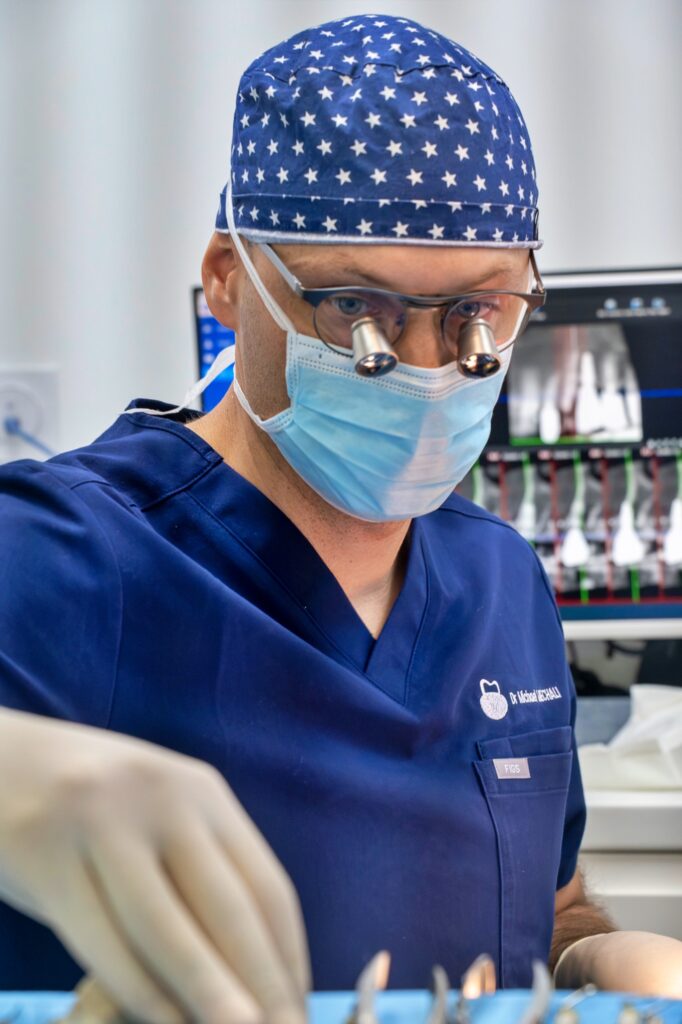 Dr Mechali, chirurgien-dentiste en situation d'implantologie/ parodontie au Cabinet Dentaire La Bornière, Montpellier
